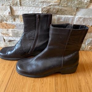 Arcopedico by Elio Parodi black ankle boots in size 8.5.